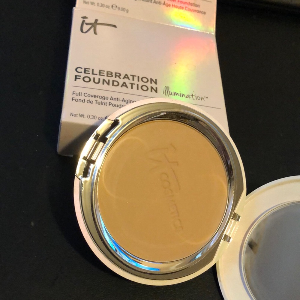 It Cosmetics Celebration Foundation illumination-medium tan.
